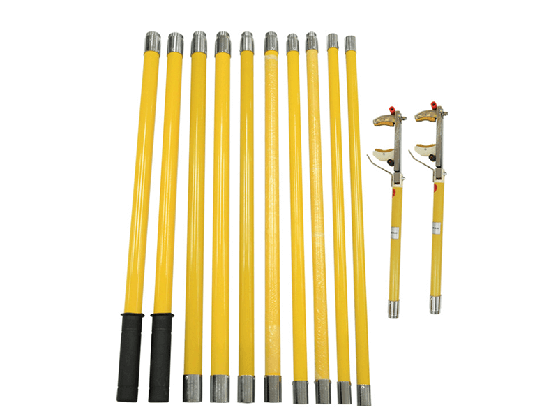 Long-reach insulating operating rod with connection clamps, for temporary high-altitude electrical connections