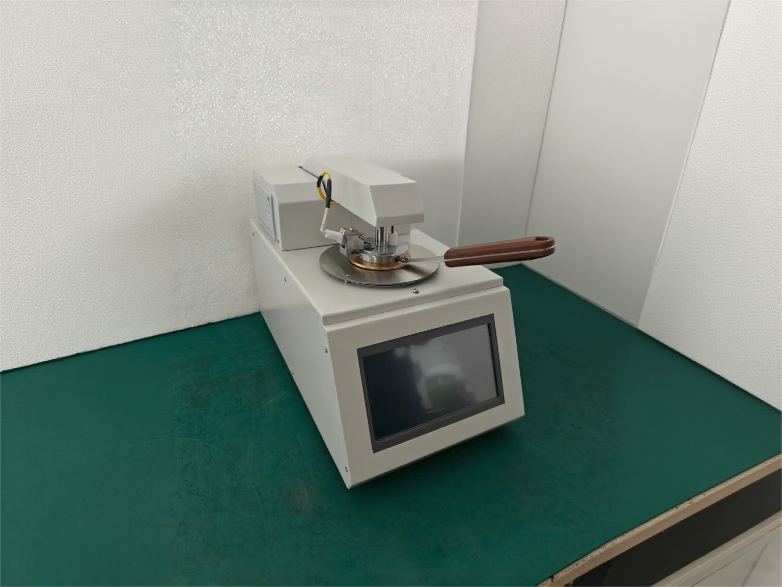 Closed-cup flash point tester, for detecting oil flammability and fire/explosion risk