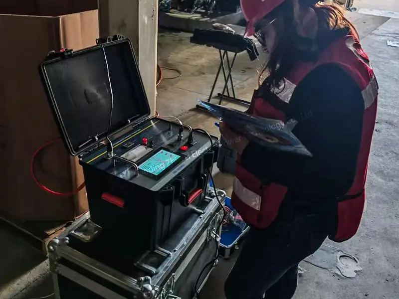 Engineer performing dielectric loss test on substation equipment using the ZWJS101